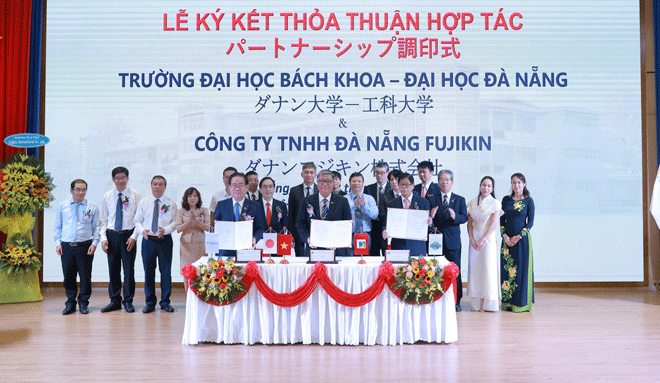 Trường Đại học Bách Khoa ký kết hợp tác với Fujikin vào tháng 9-2022. (Ảnh do nhà trường cung cấp)