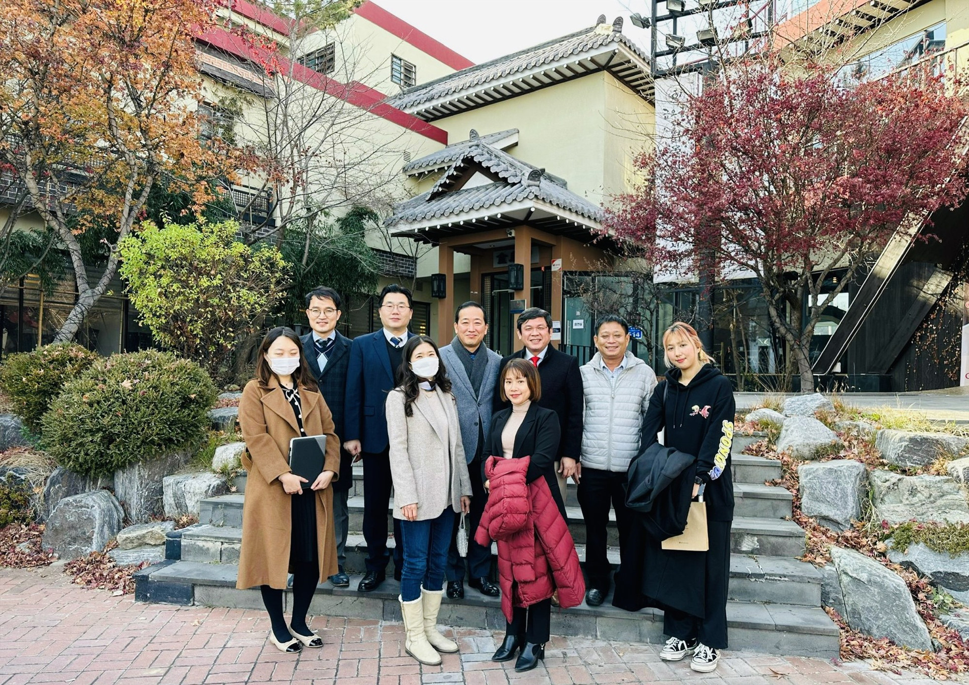 Đoàn công tác chụp hình lưu niệm cùng cán bộ Viện Công nghệ Quốc gia Kumoh, Hàn Quốc.