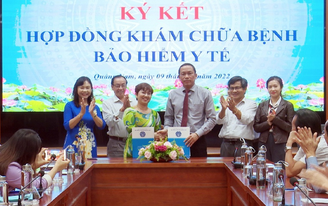 BHXH tỉnh và PKĐK Bảo Vân ký kết hợp đồng khám chữa bệnh BHYT tại phòng khám.