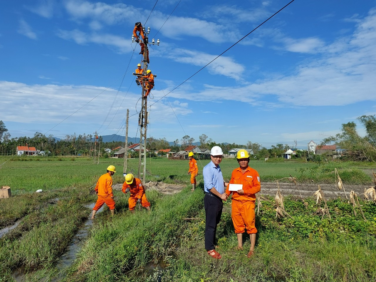 Giám đốc PC Quảng Nam Nguyễn Hữu Khánh động viên công nhân củng cố lưới điện sau mưa bão nhằm đảm bảo cấp điện an toàn, ổn định. Ảnh: HOÀNG PHƯỢNG