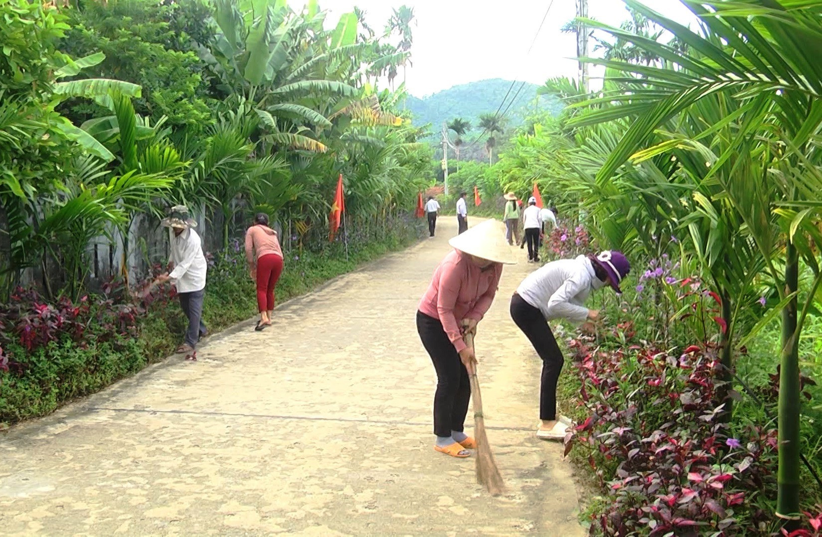 Cán bộ, hội viên nông dân thôn An Long (xã Quế Phong) chăm sóc công trình cây xanh. ảnh DT