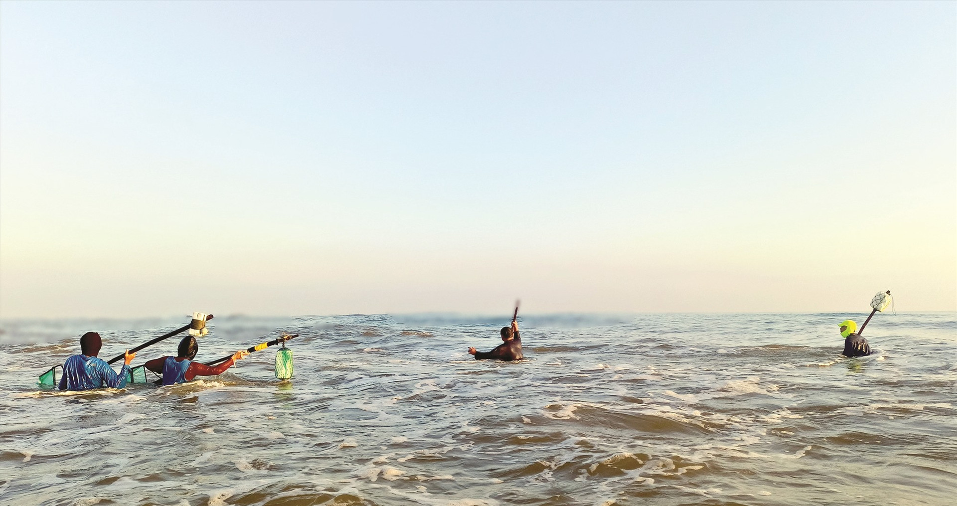 Mỗi ngày có hàng chục người làm nghề cào ốc ruốc ở biển Tam Thanh.