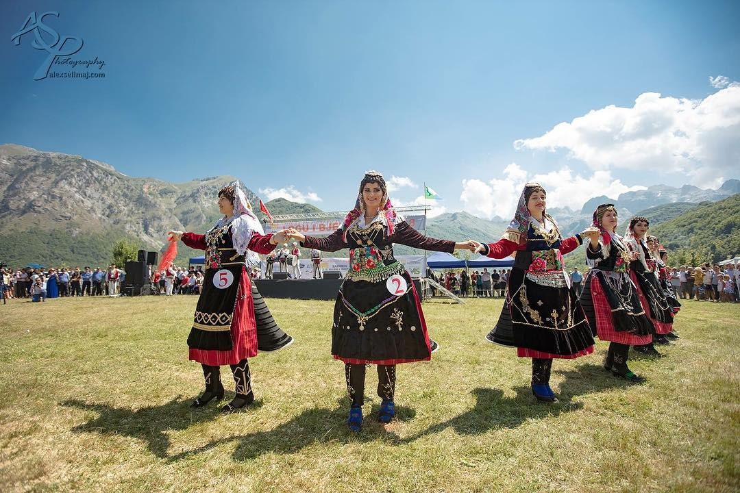 Trang phục truyền thống của phụ nữ và trẻ em gái tại vùng cao Bắc Albania - một trong những di sản văn hóa của UNESCO. Ảnh: Malisheva.tv