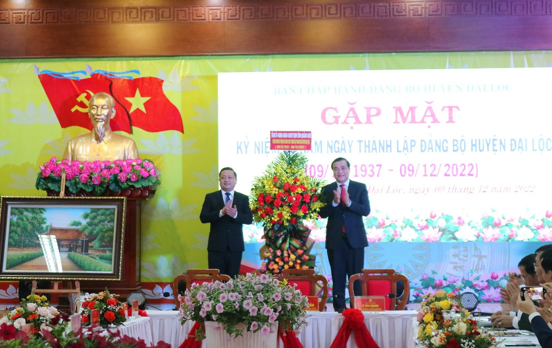 Bí thư Tỉnh uỷ - Phan Việt Cường tặng lẵng hoa chúc mừng Đảng bộ huyện Đại Lộc. Ảnh: HOÀNG LIÊN