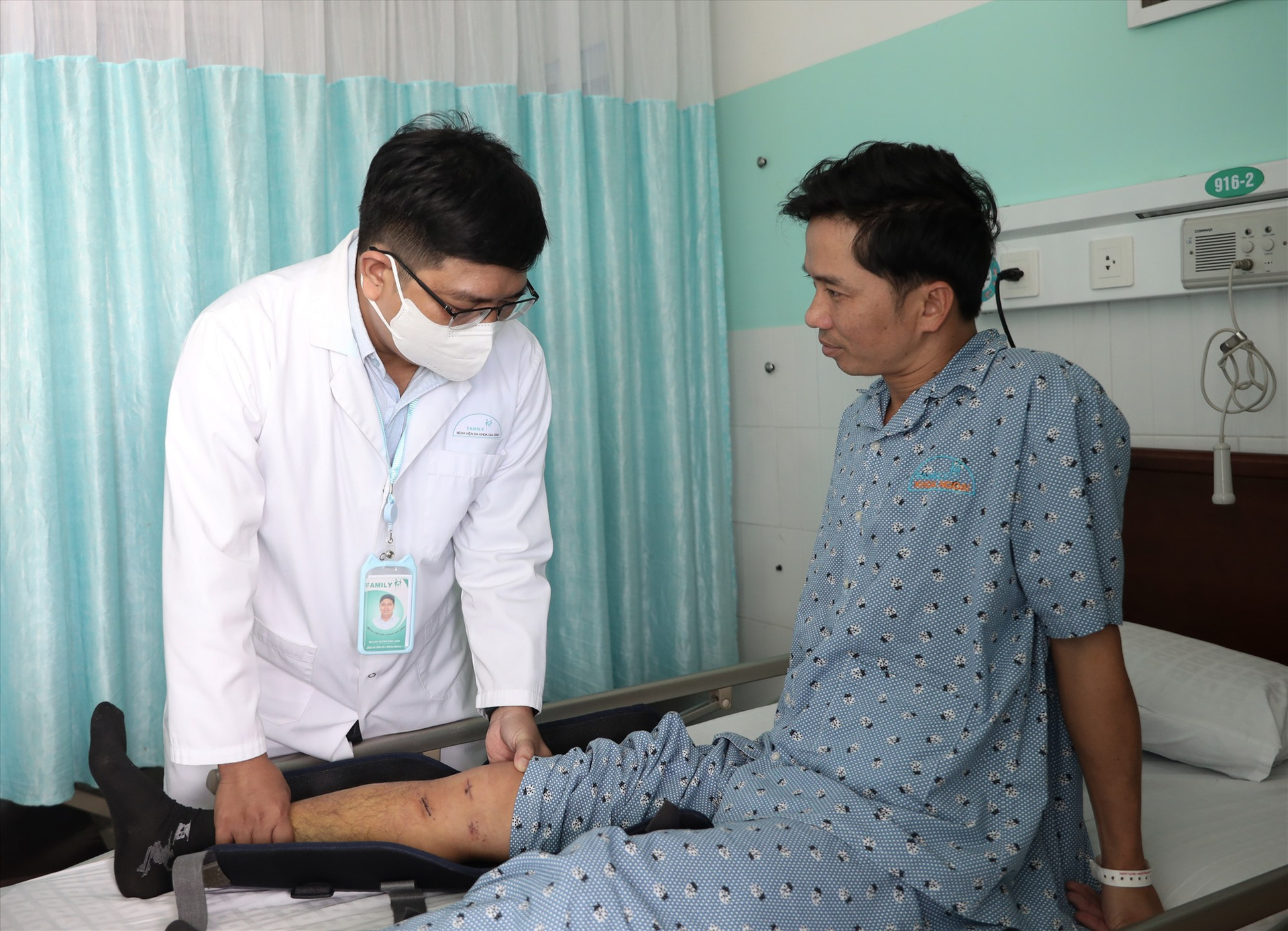 Bác sĩ Huỳnh Đắc Anh kiểm tra vận động cho anh K trước khi xuất viện