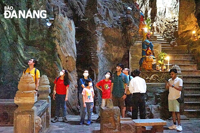 Người dân, du khách tham quan động Huyền Không và các ma nhai tại danh thắng Ngũ Hành Sơn. Ảnh: X.D
