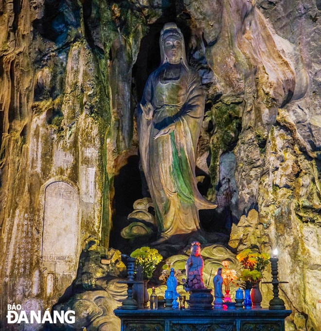 Ma nhai Ngũ Hành Sơn là di sản được công nhận ở tầm khu vực châu Á - Thái Bình Dương đầu tiên của thành phố Đà Nẵng. Trong ảnh: Ma nhai Phổ Đà sơn linh trung Phật ở động Hoa Nghiêm.Ảnh: XUÂN DŨNG