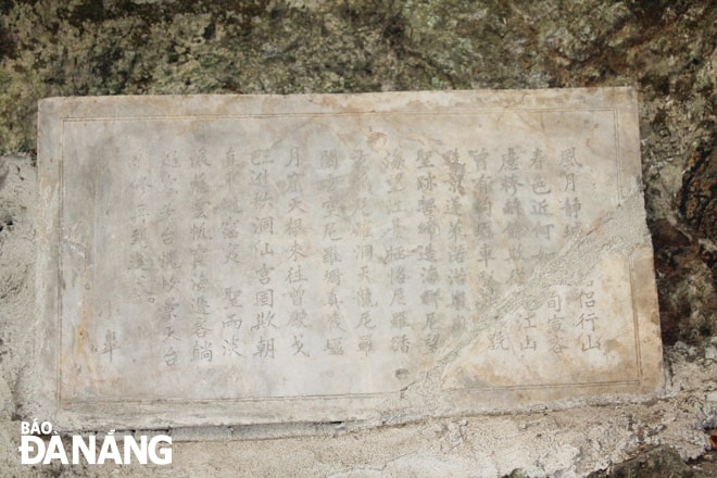 Bia ma nhai ở động Huyền Không, danh thắng Ngũ Hành Sơn. Ảnh: Đ.H.L