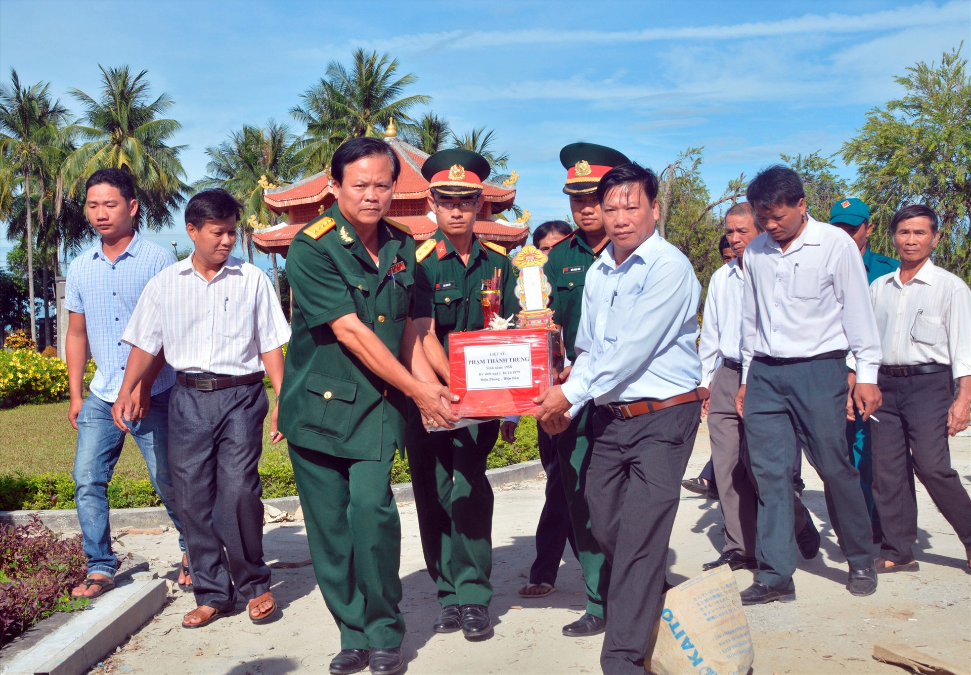 Đại tá Nguyễn Quang Ngọc (đi đầu, bên trái) đưa hài cốt liệt sĩ từ các tỉnh phía Nam về quê. Ảnh: T.C