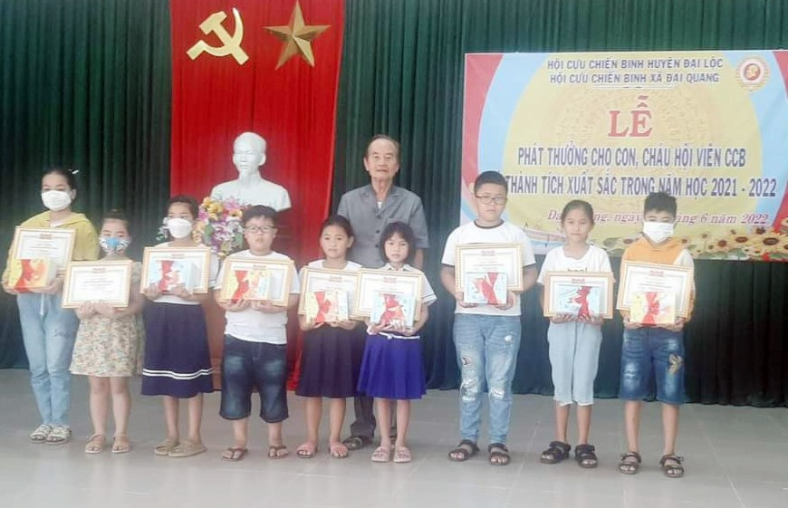 Cựu binh Phạm Ngọc Thành trao học bổng cho học sinh nghèo, hiếu học. Ảnh: H.LIÊN