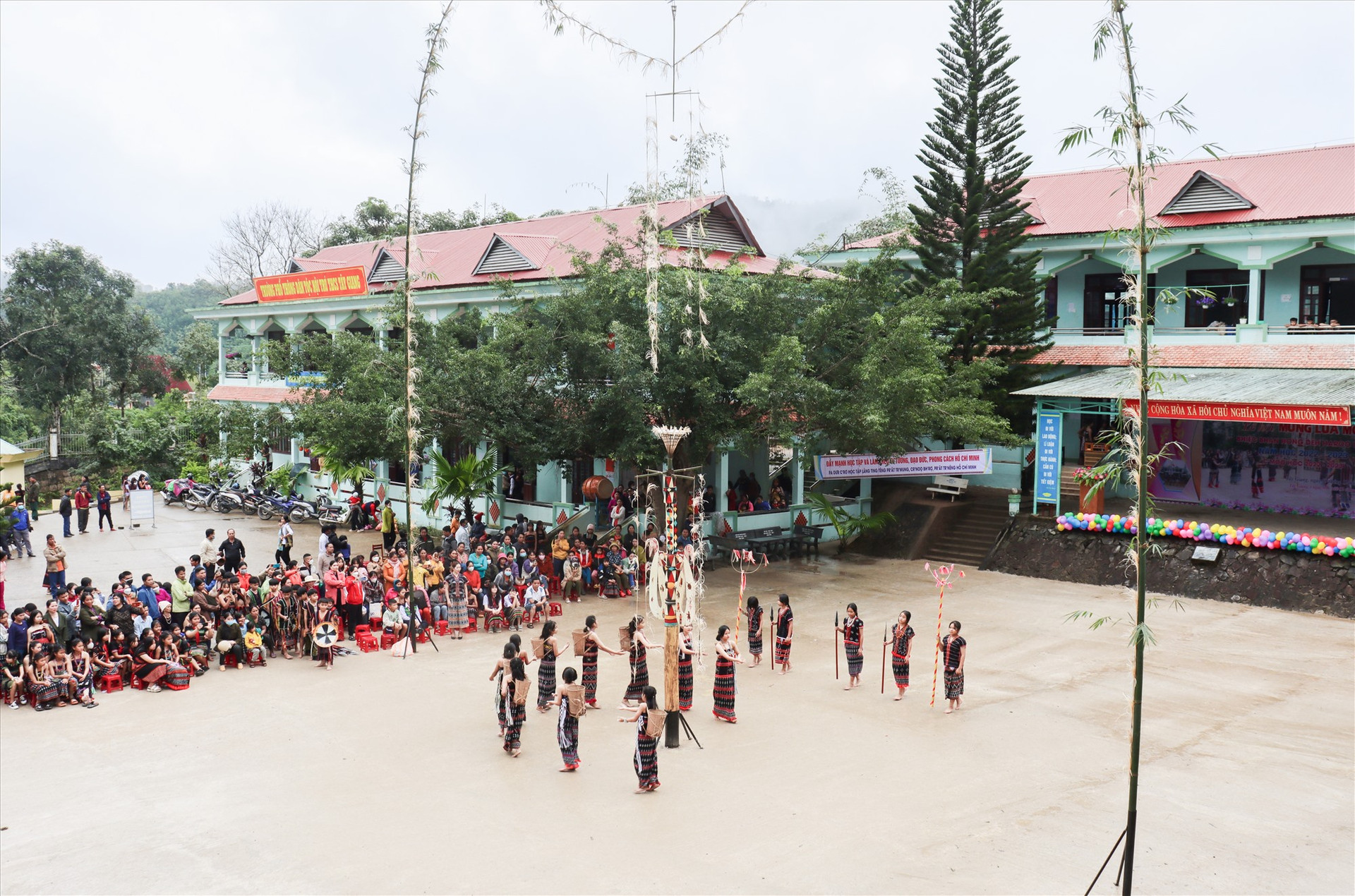 Sân trường được trang trí giống hình ảnh lễ hội mừng lúa mới ở các bản làng vùng cao Tây Giang. Ảnh: T.Q