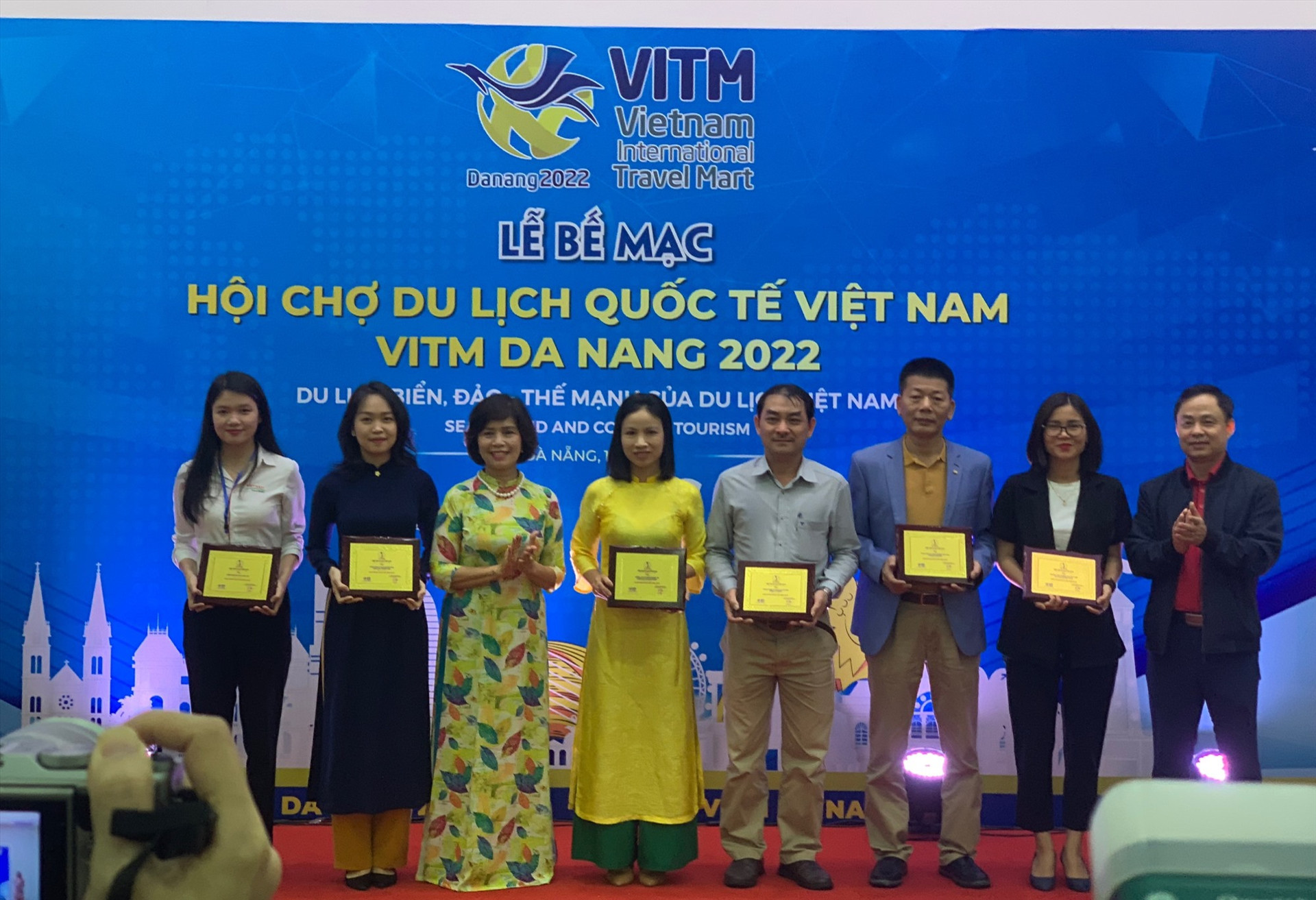 Trung tâm Thông tin xúc tiến du lịch Quảng Nam (thứ tư từ trái qua) được trao tặng chứng nhận Gian hàng kích cầu hiệu quả. Ảnh: K.L