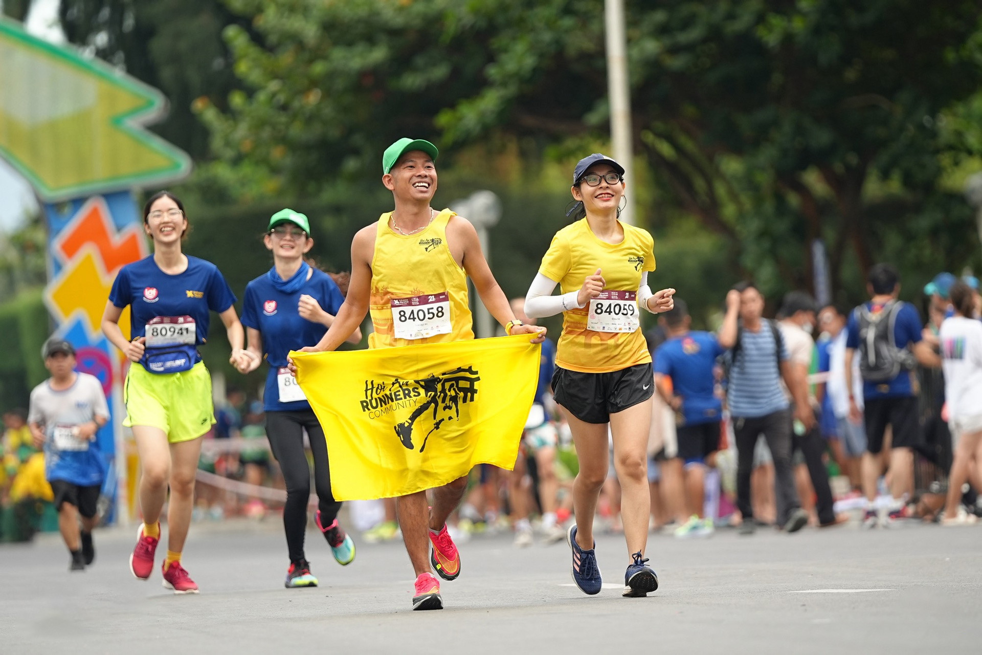 Cặp đôi Linh - Châu về đích cùng nhau trong giải chạy VnExpress Marathon Nha Trang năm 2022.
