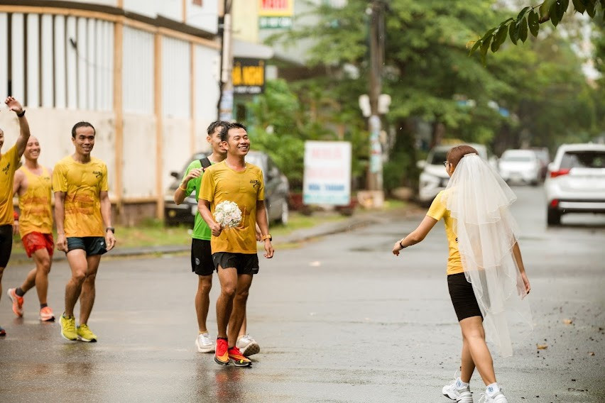 Sau chặng được chạy bộ 30km, cuối cùng anh Linh đã tới nhà và gặp được người con gái anh yêu 9 năm.