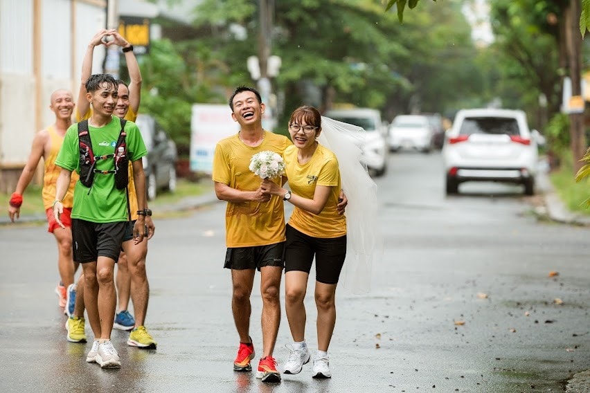 Màn cầu hôn của chàng trai Trần Ngọc Linh khiến chị Châu bất ngờ và vỡ oà hạnh phúc. Ảnh: TR.HIẾU