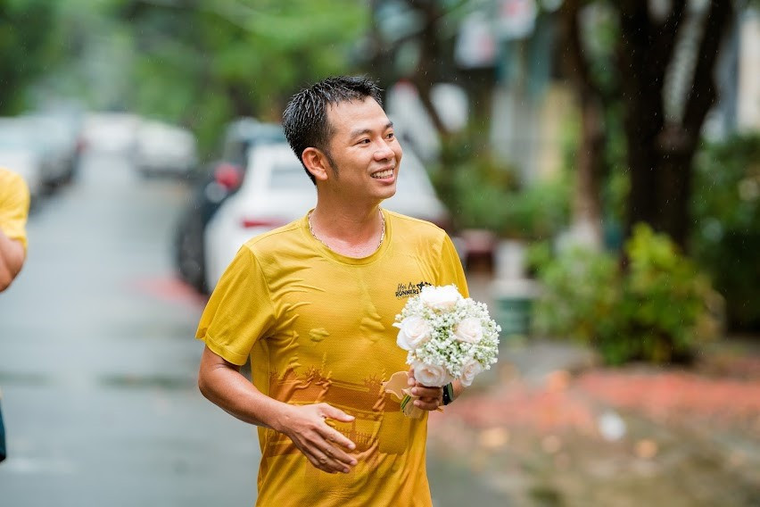 Bó hoa tặng bạn gái Tuyết Châu đã được anh Linh chuẩn bị sẵn sàng.