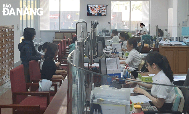 Bên cạnh việc nới room tín dụng, một số ngân hàng thương mại có động thái giảm lãi suất cho vay. Trong ảnh: Giao dịch tại Ngân hàng Agribank - chi nhánh Nam Đà Nẵng. Ảnh: M.Q