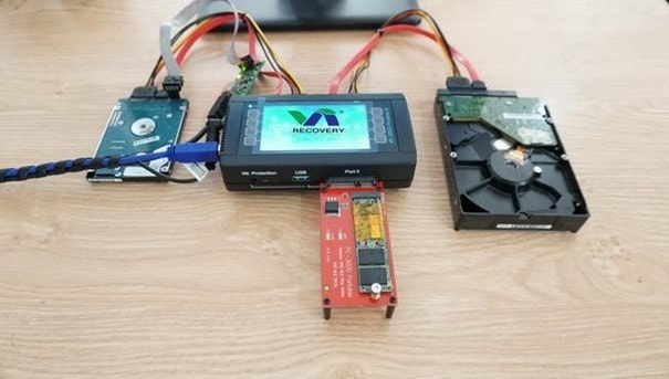 Võ Nguyễn sử dụng máy móc hiện đại để khôi phục dữ liệu hdd bị hỏng.