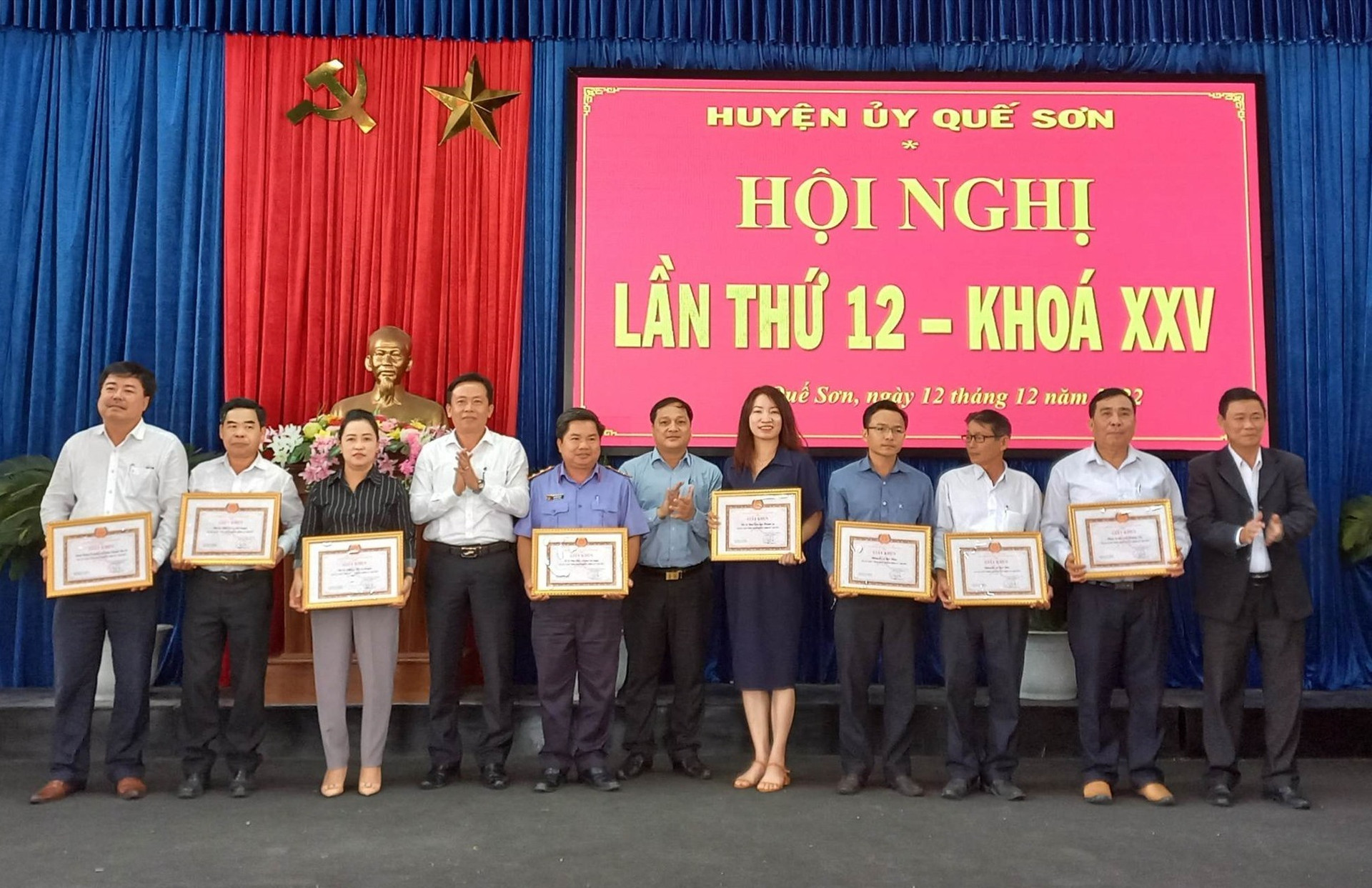 Huyện ủy Quế Sơn khen thưởng các tổ chức cơ sở đảng hoàn thành xuất sắc nhiệm vụ năm 2022. ảnh DT