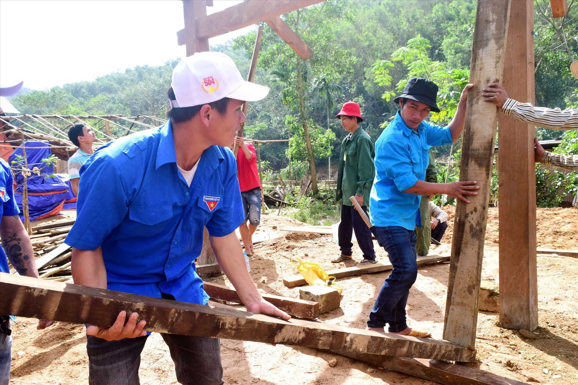 ĐVTN tham gia sửa chữa nhà cho các hộ dân khó khăn tại huyện Bắc Trà My. Ảnh: THÁI CƯỜNG