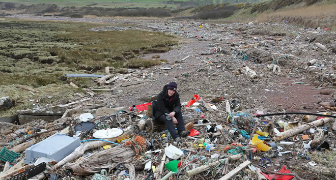 Nhiếp ảnh gia Mandy Barker thu hồi nhựa ở bờ biển phía tây Scotland. Làm việc với các nhà khoa học, Barker hy vọng các tác phẩm sẽ giúp nâng cao nhận thức về ô nhiễm nhựa ở các đại dương trên thế giới.