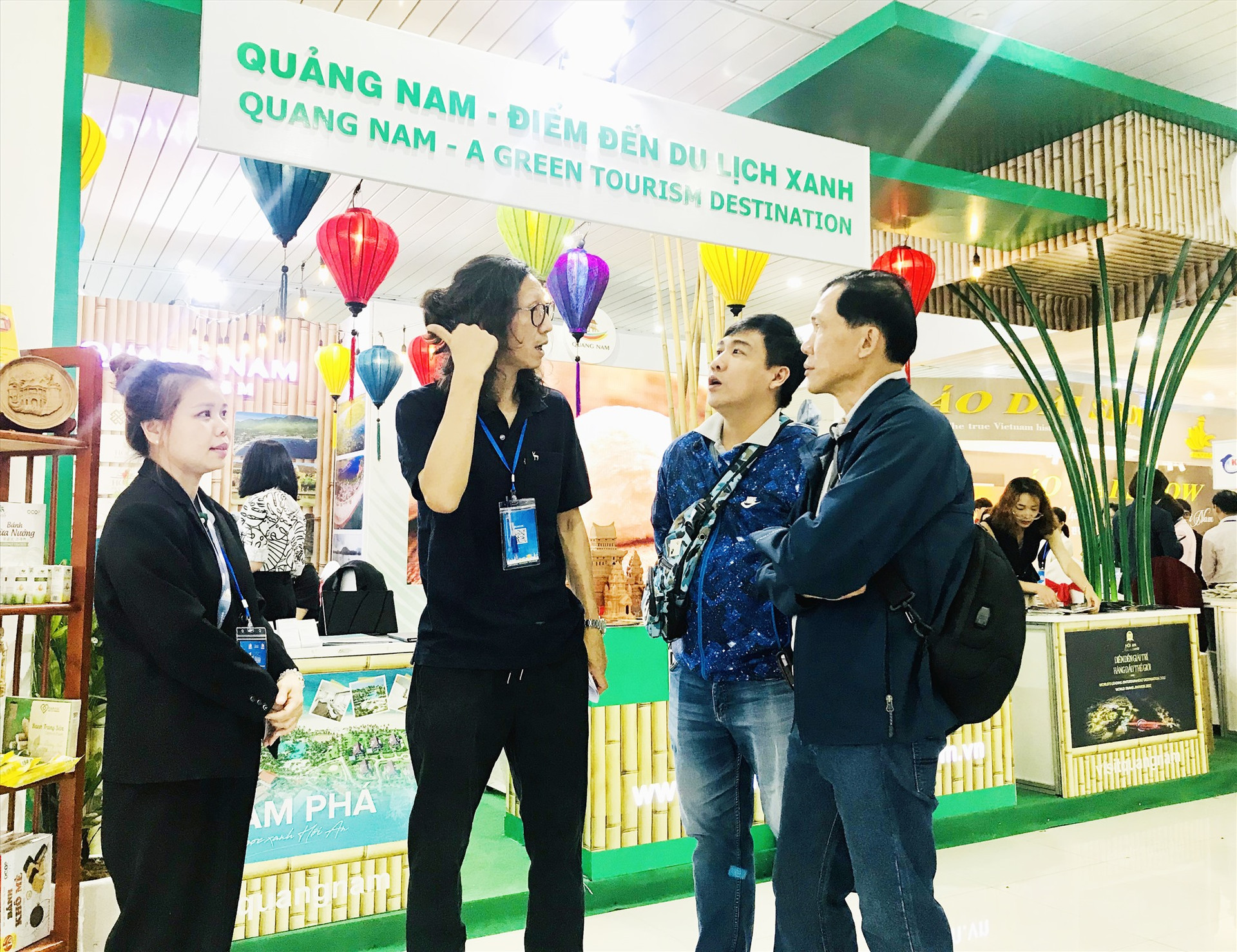 Đại diện các đơn vị quốc tế trao đổi về cơ hội hợp tác tại gian hàng du lịch Quảng Nam ở VITM Đà Nẵng 2022. Ảnh: S.L