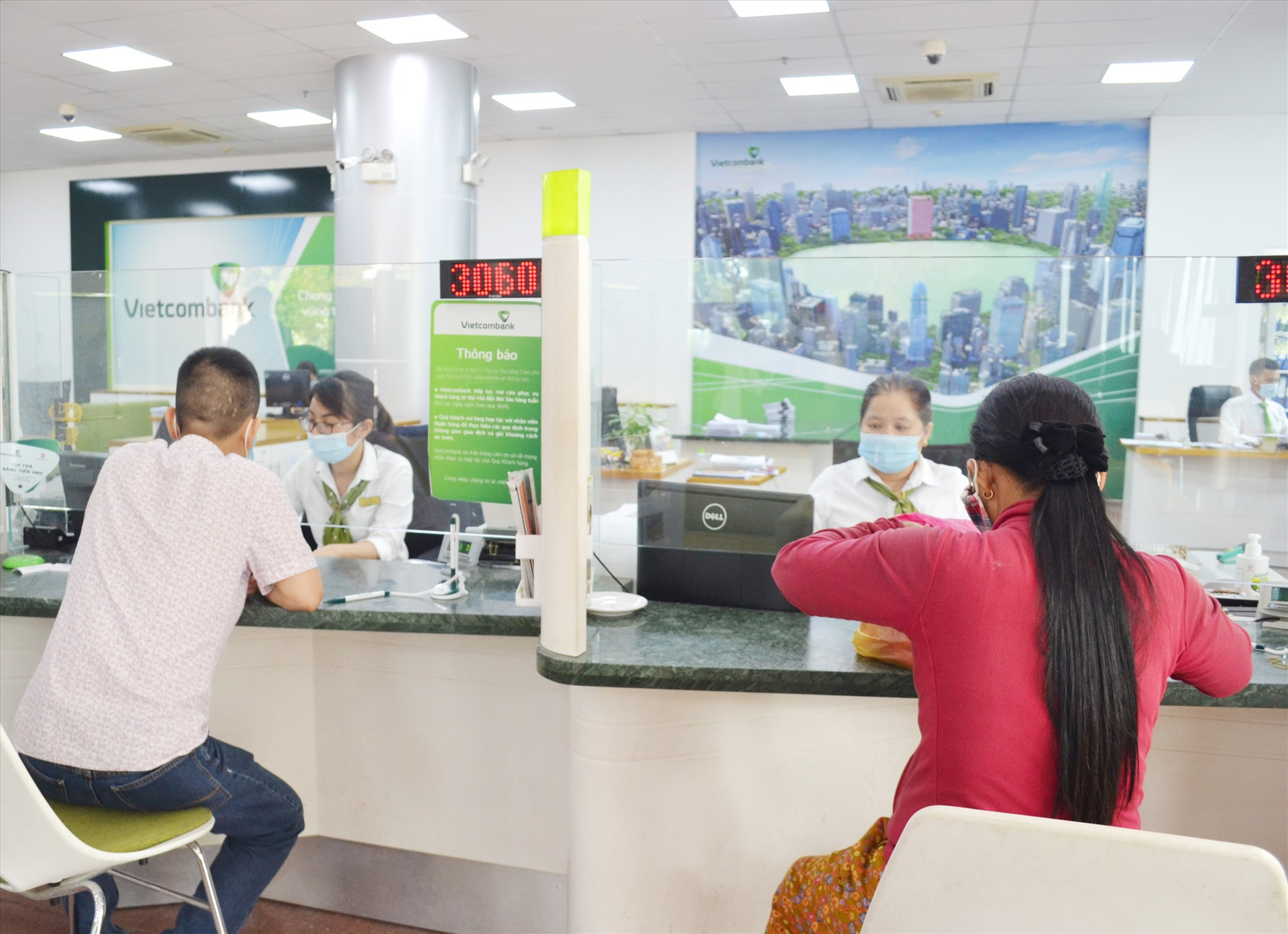 Vietcombank Quảng Nam đang giảm 1% lãi suất cho khánh hàng. Ảnh: NGUYỄN QUANG