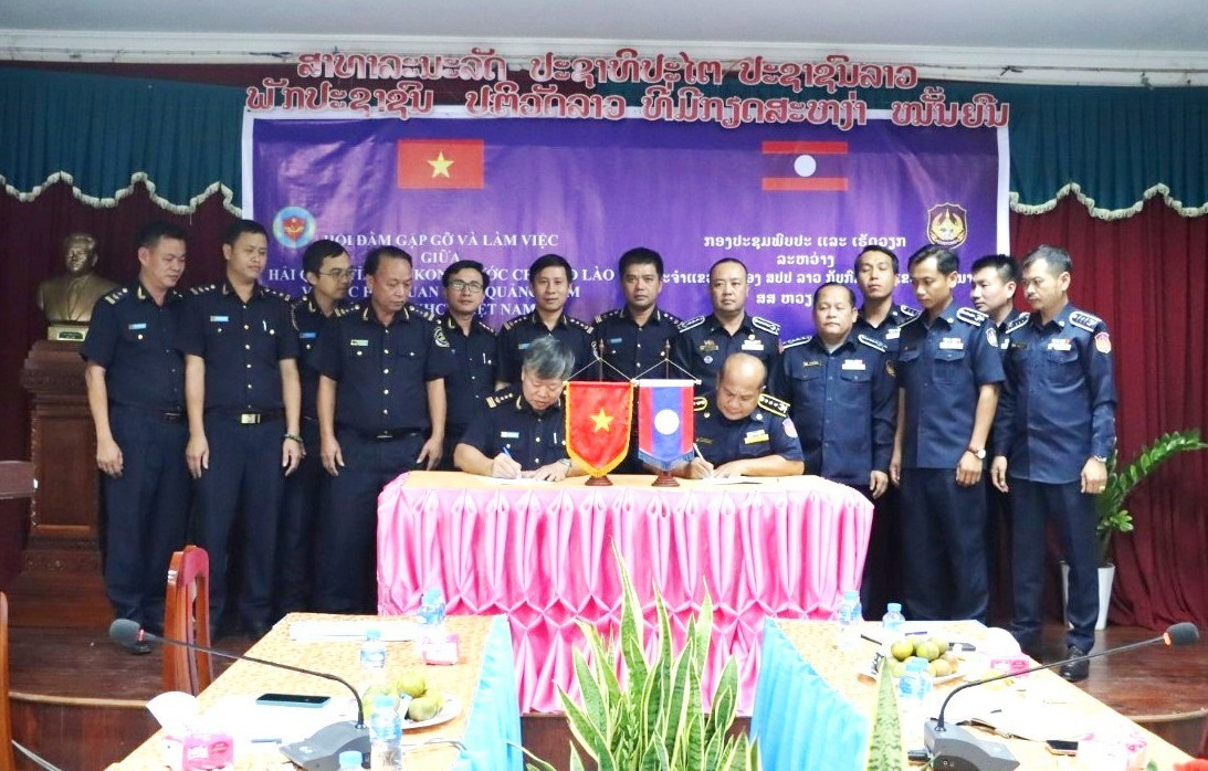 Ký kết biên bản hợp tác giữa Hải quan Quảng Nam và Sê Kông. Ảnh: H.Q