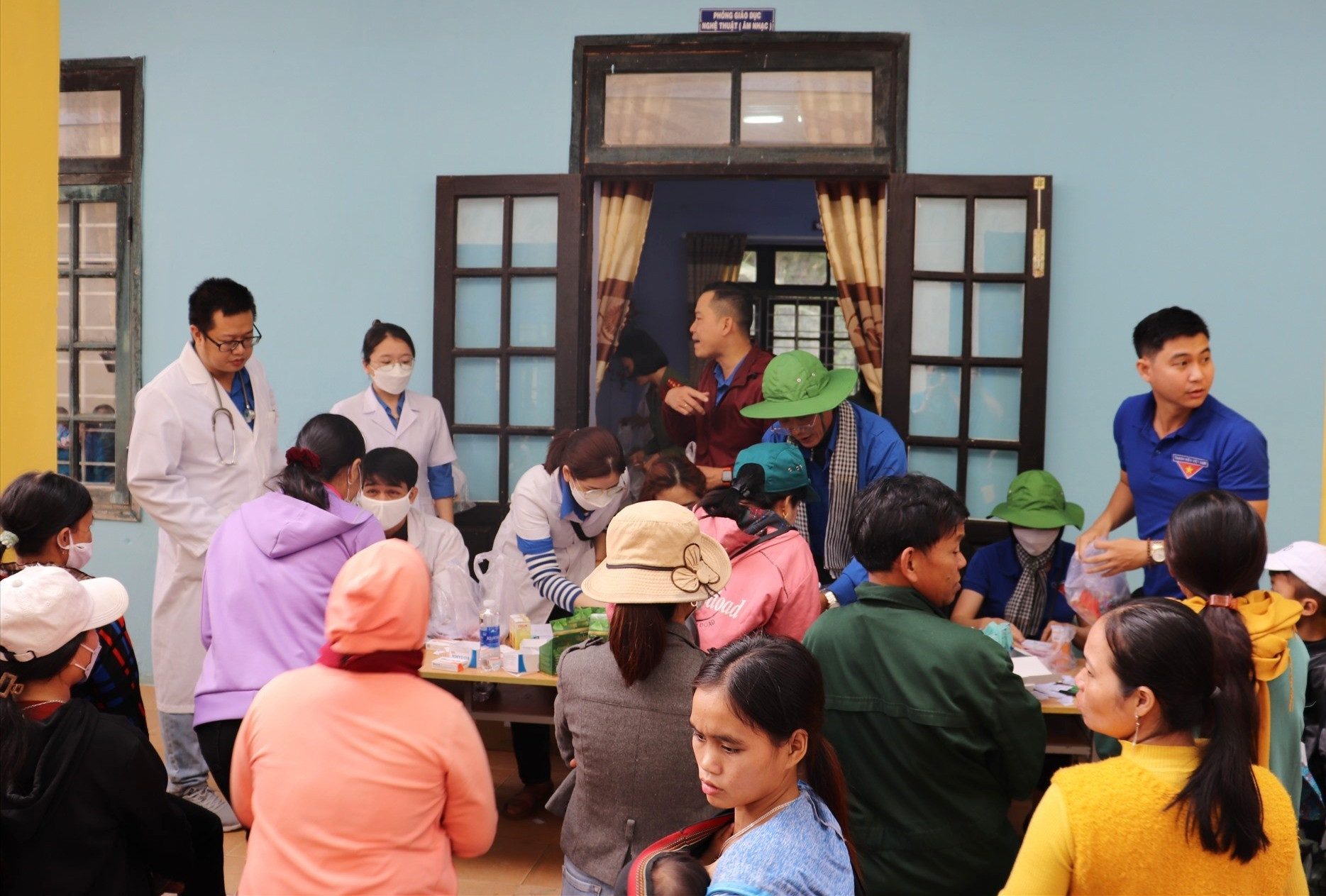 Người dân xã Zuôih vui mừng được các bạn trẻ Đà Nẵng khám chữa bệnh, phát thuốc miễn phí. Ảnh ND