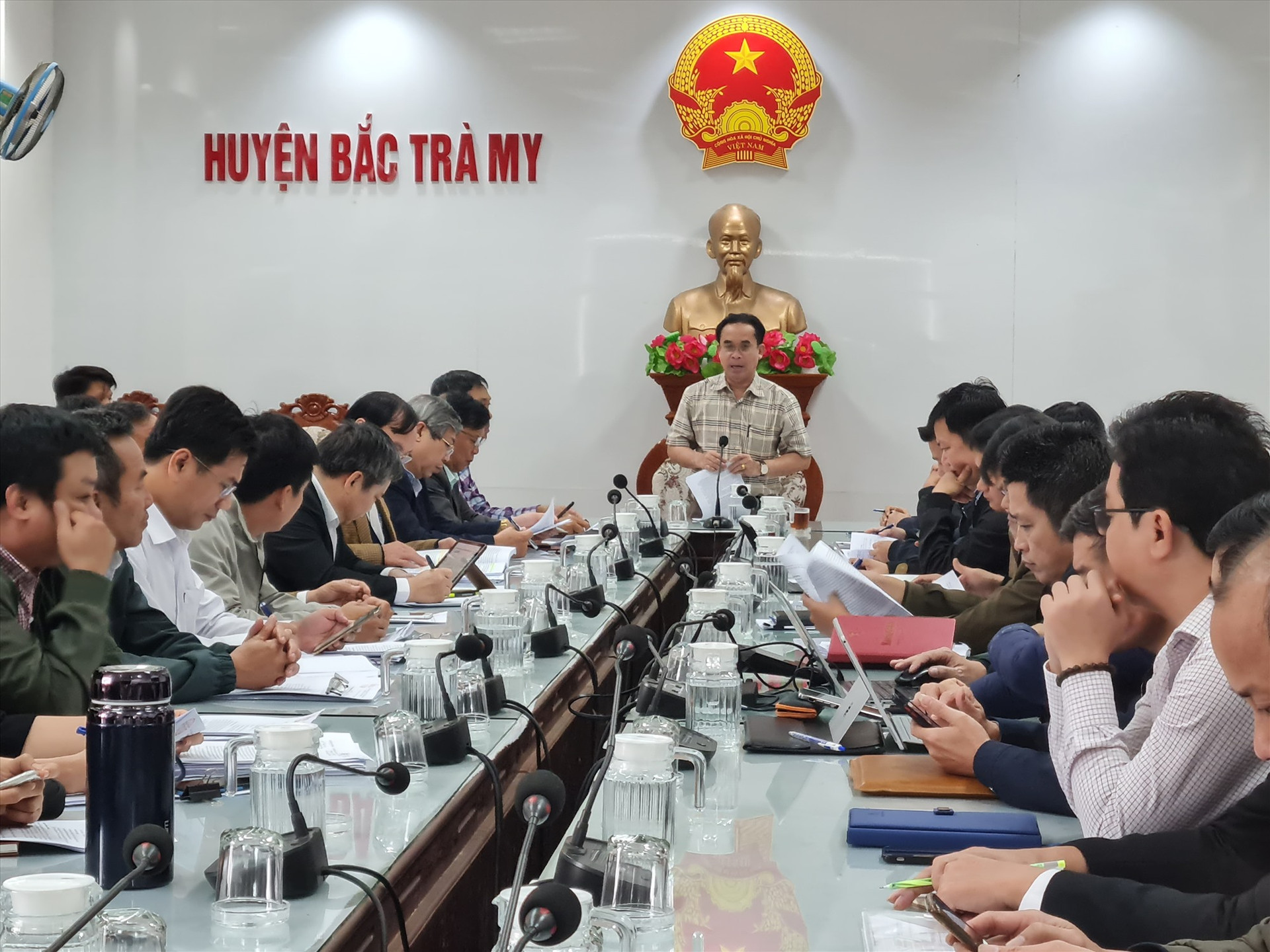 Ông Trần Anh Tuấn làm việc với huyện Bắc Trà My về tiến độ thực hiện các chương trình mục tiêu quốc gia. Ảnh: D.L