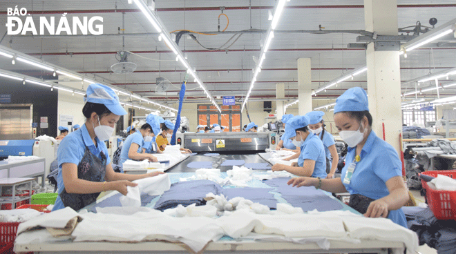 Công nhân làm việc tại Tổng Công ty CP Dệt may Hòa Thọ. Ảnh: QUỲNH TRANG