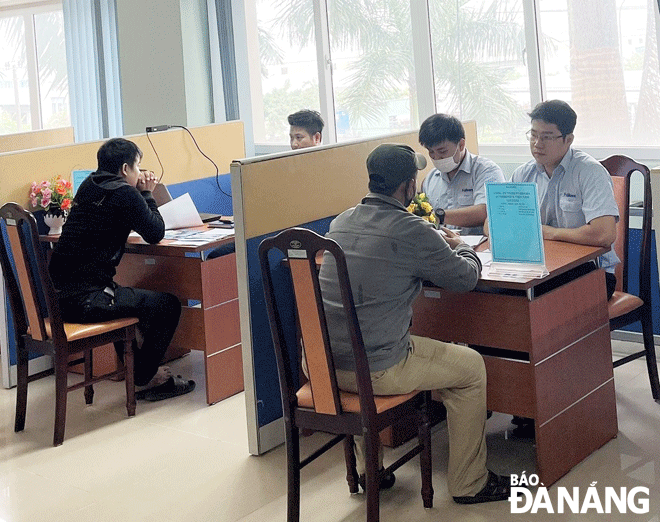Trung tâm Dịch vụ việc làm tăng cường tổ chức sàn giao dịch việc làm tại các phường, xã trên địa bàn trong thời gian tới. Trong ảnh: Phiên giao dịch việc làm được tổ chức tại Trung tâm Dịch vụ việc làm (278 Âu Cơ, quận Liên Chiểu) vào đầu tháng 12-2022. Ảnh: M.Q