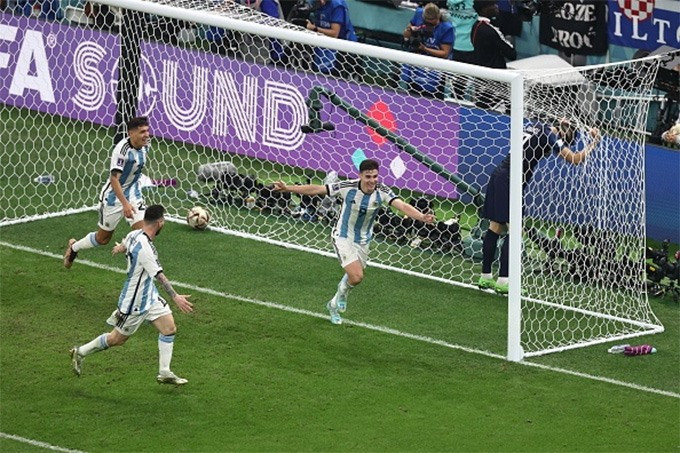 Alvarez thi đấu tuyệt vời, góp công vào cả 3 bàn thắng của Argentina