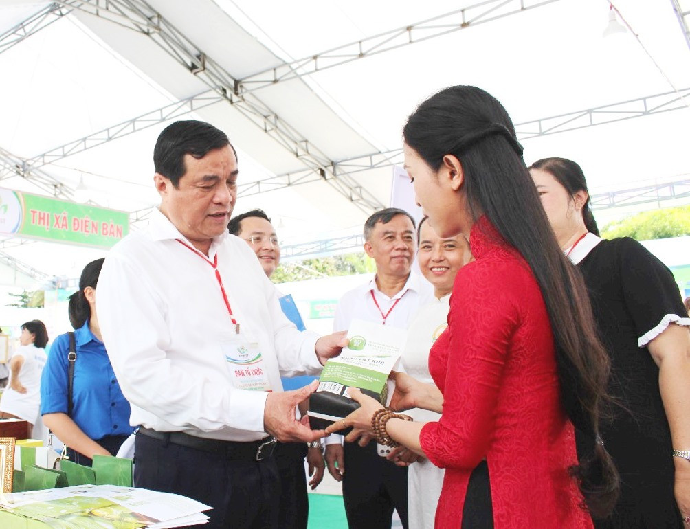 Bí thư Tỉnh ủy Phan Việt Cường tham quan gian hàng trưng bày của HTX Best One (Tam Kỳ) tại sự kiện Teshfesh Quảng Nam 2022. Ảnh: C.T