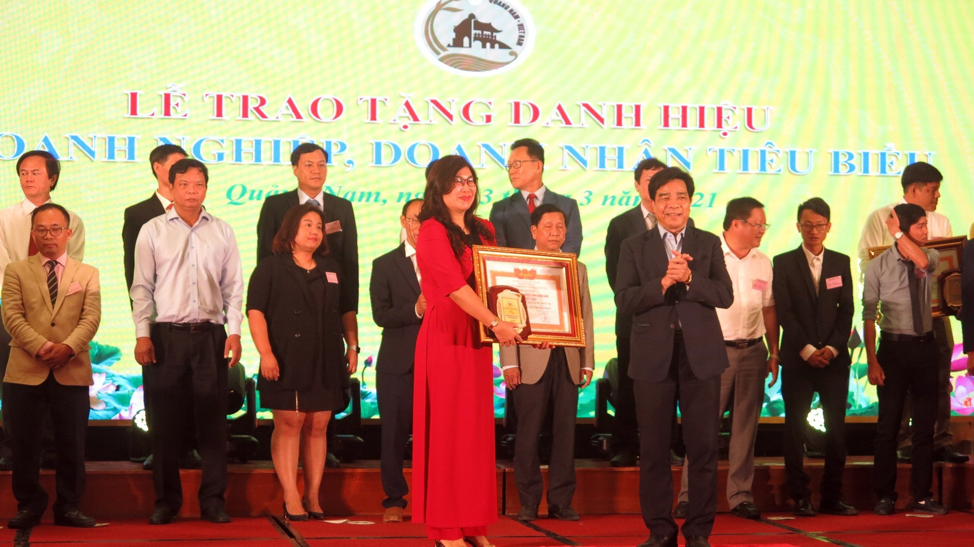 UBND tỉnh tổ chức lễ tôn vinh, trao tặng danh hiệu doanh nghiệp, doanh nhân tiêu biểu Quảng Nam lần thứ 5 - 2020. Ảnh minh họa