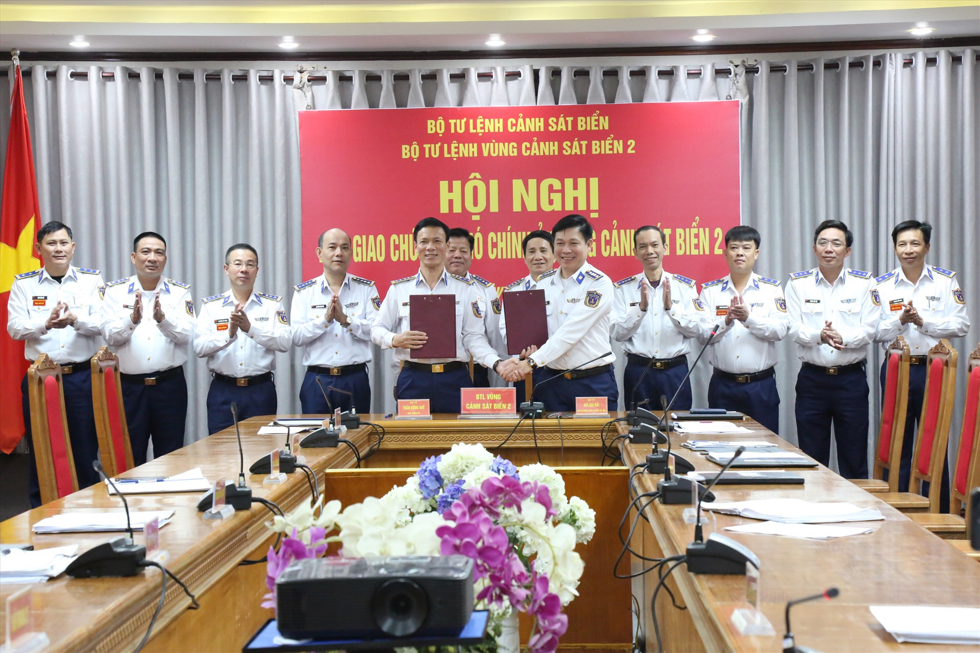 Đại tá Trần Hồng Quế và Đại tá Bùi Đại Hải ký và trao biên bản bàn giao