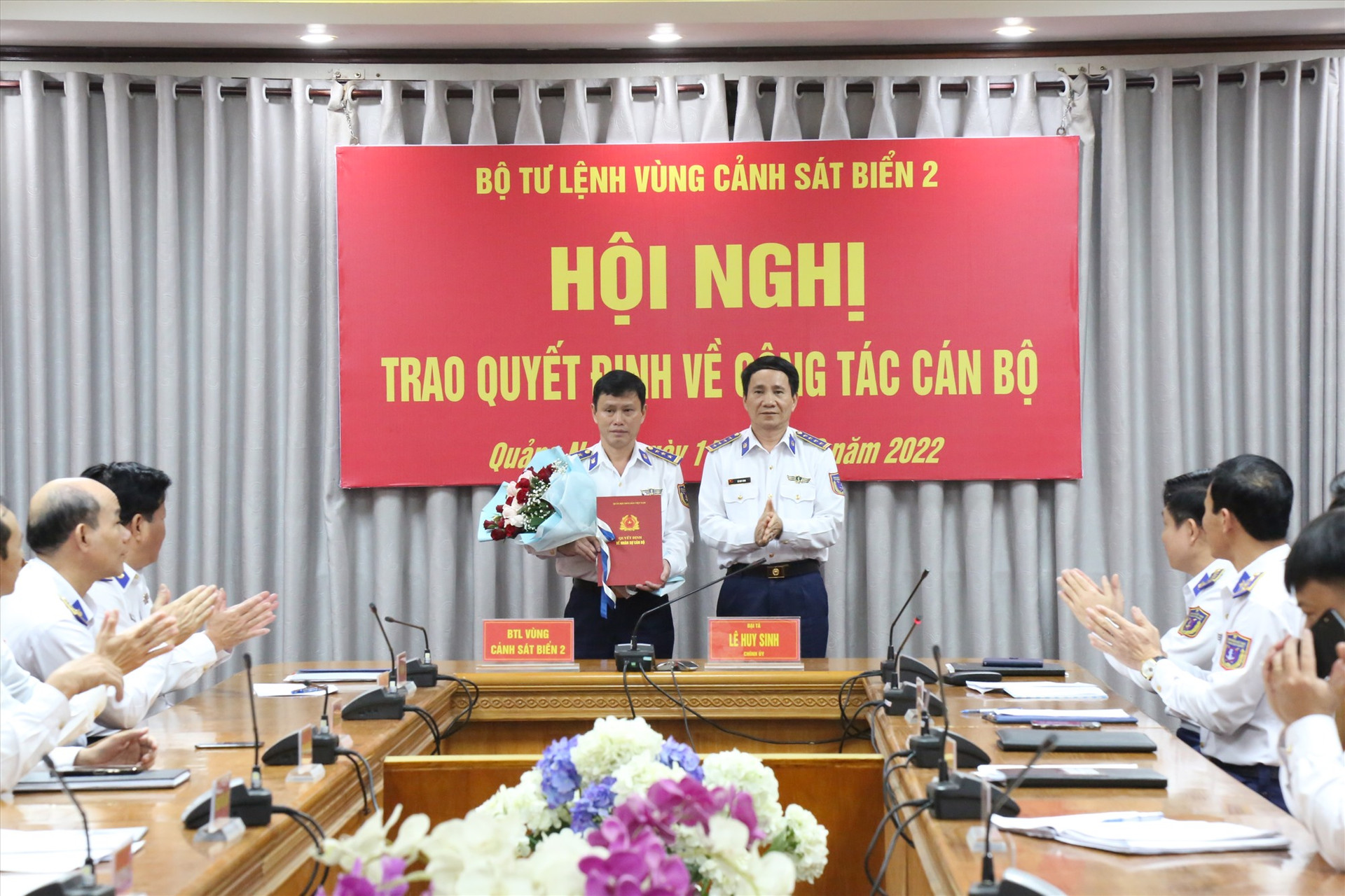Đại tá Lê Huy Sinh trao quyết định bổ nhiệm cho Thượng tá Kiều Khánh Dũng