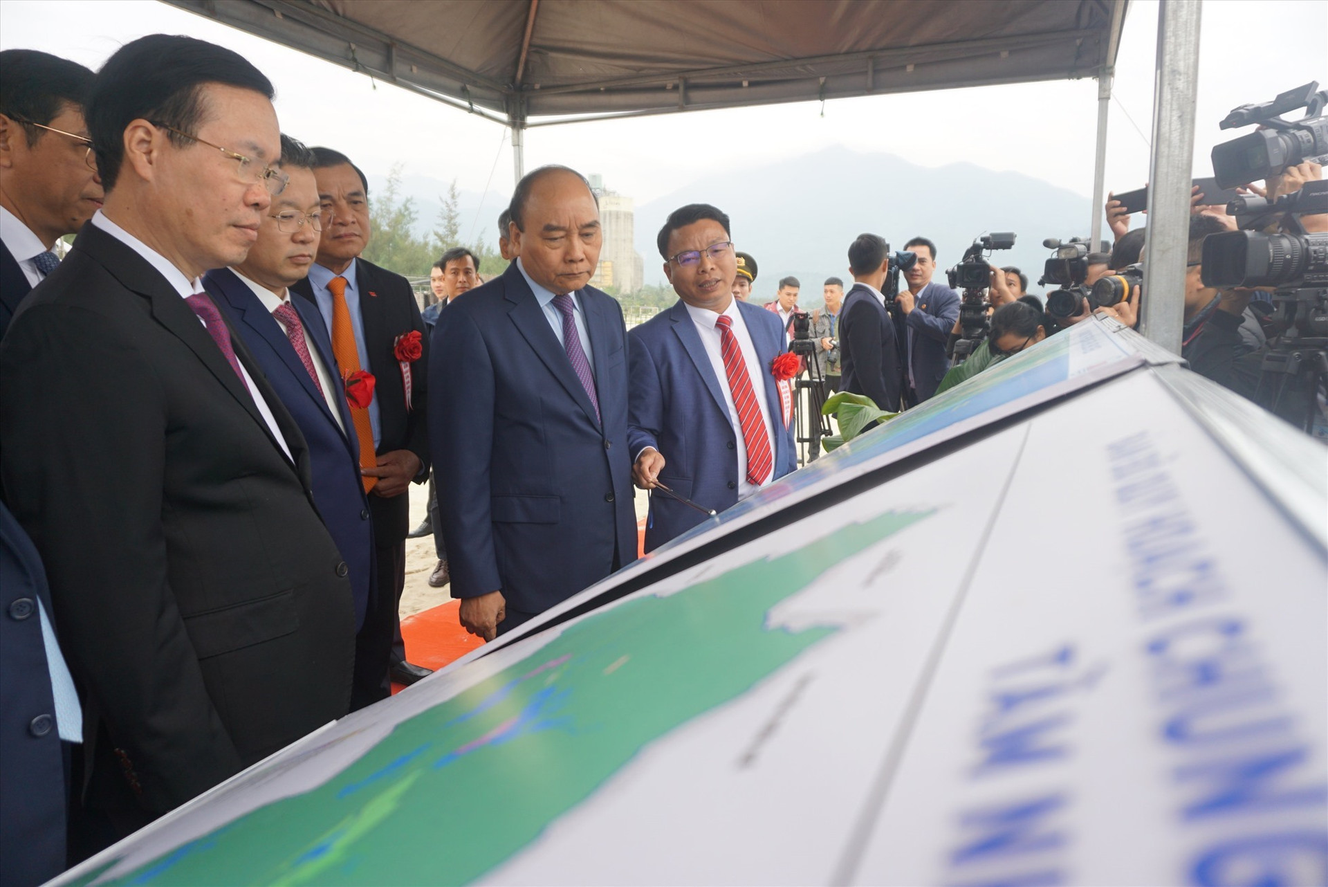 Chủ tịch nước Nguyễn Xuân Phúc và các đại biểu xem xét tổng thể dự án cảng Liên Chiểu. Ảnh XL
