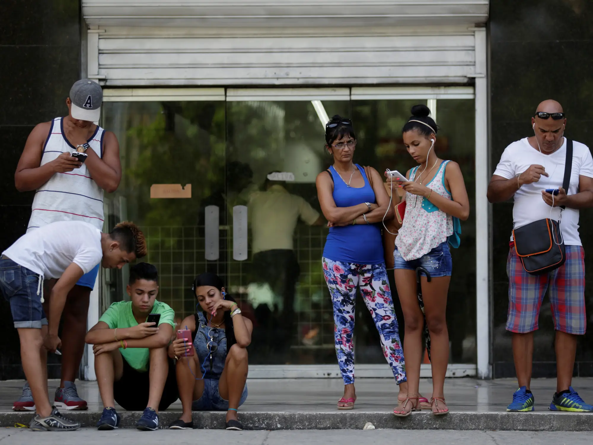 Người dân tập trung tại một điểm phát Wi-fi ở thủ đô La Havana, Cuba. Ảnh: Reuters.