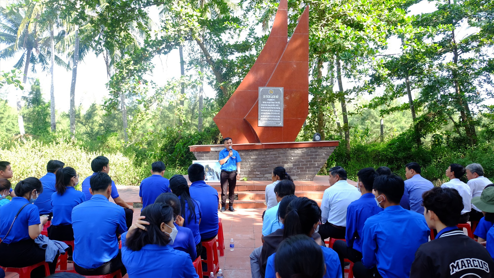 ĐVTN tham quan, tìm hiểu lịch sử địa điểm di tích Chi bộ Quang Ánh Minh (Núi Thành). Ảnh: M.L