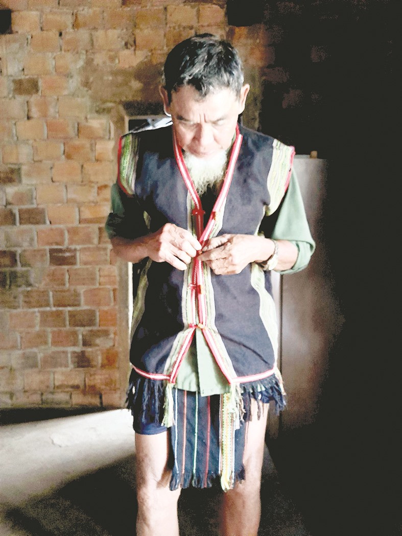 Ông Nguyễn Văn Hồng mặc bộ trang phục do địa phương tặng. Ảnh: HÀ QUANG