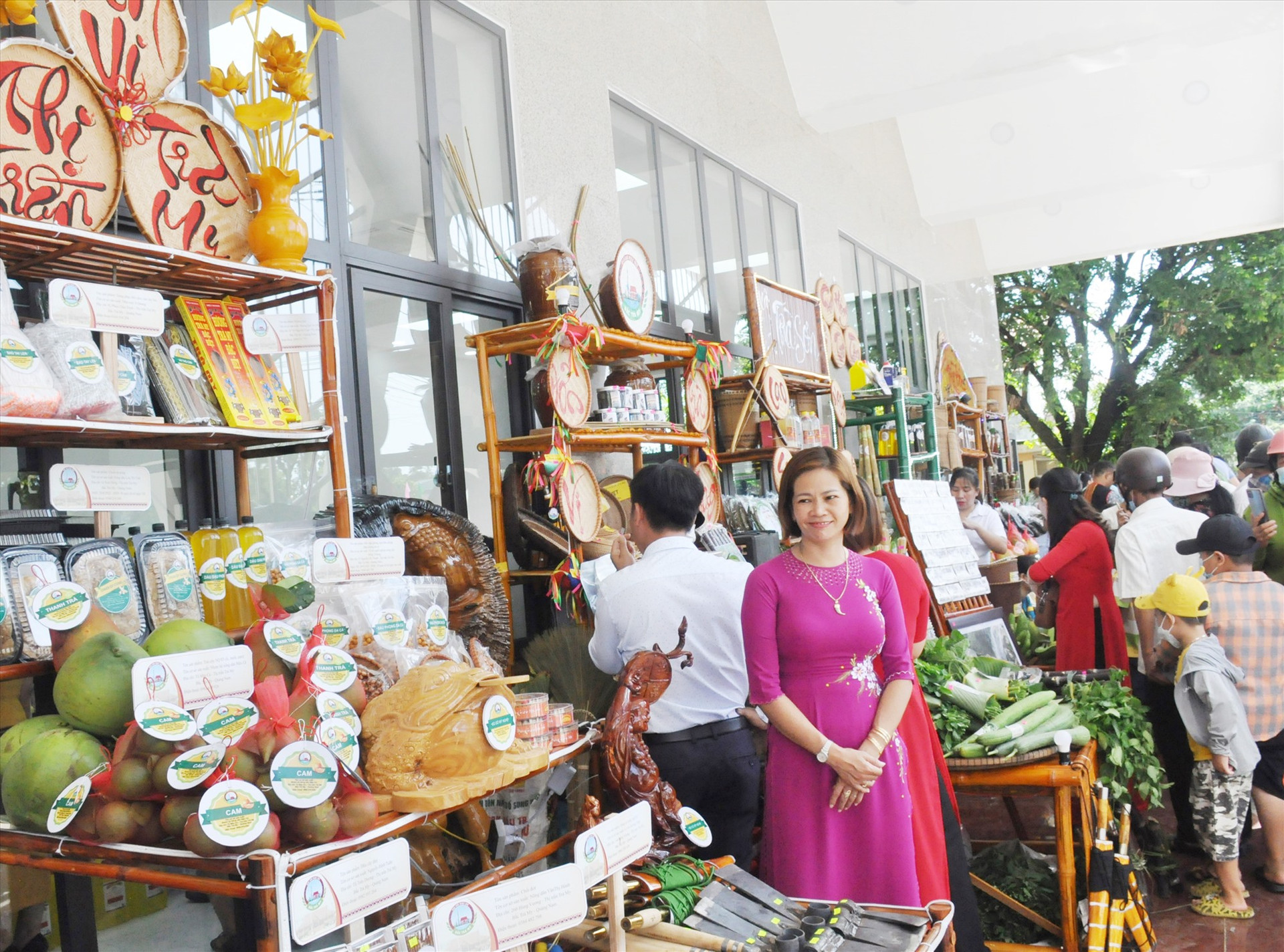 Các sản phẩm OCOP, hàng thủ công, mỹ nghệ địa phương được giới thiệu, trưng bày tại Lễ hội văn hóa các dân tộc huyện Bắc Trà My năm 2022. Ảnh: N.Đ