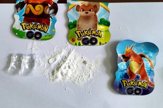 Các hóa chất dạng bột bên trong đồ chơi “bom pokemon“. Ảnh: Đ.Y