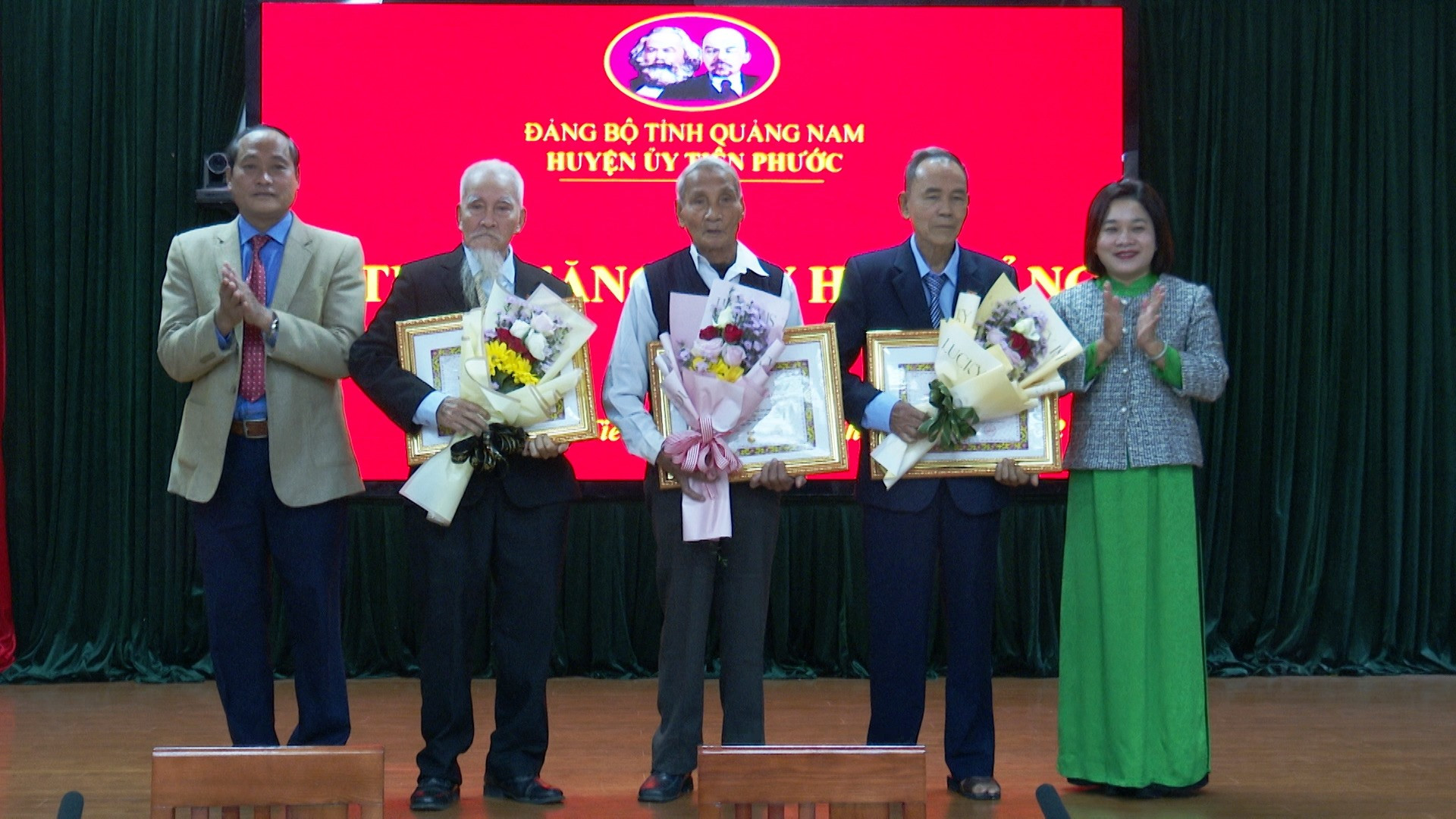 Huyện ủy Tiên Phước trao Huy hiệu đảng cho các đảng viên. Ảnh:N.HƯNG