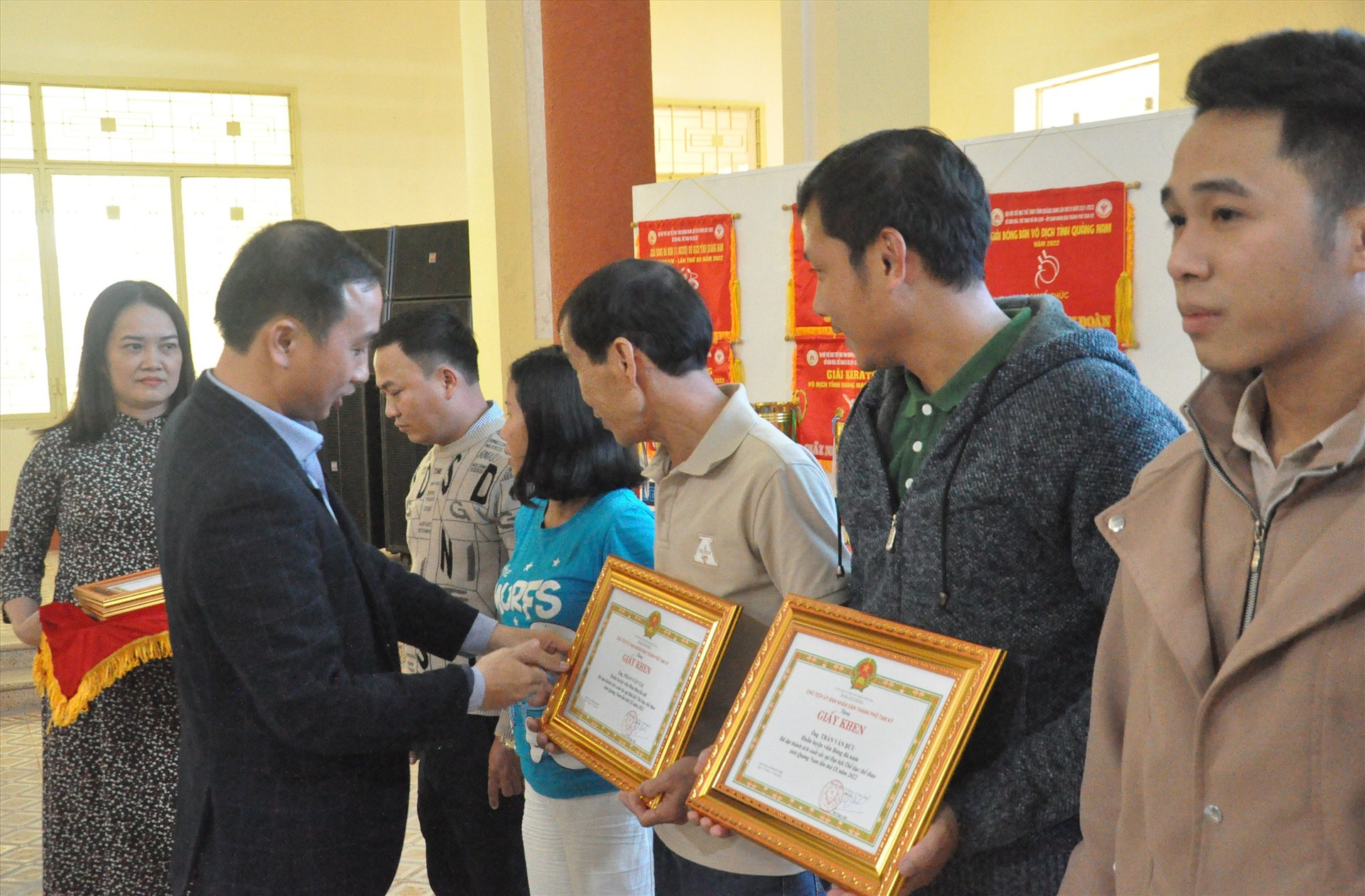 Phó Chủ tịch UBND TP.Tam Kỳ Nguyễn Hồng Lai tặng giấy khen của UBND thành phố cho các huấn luyện viên. Ảnh: T.V