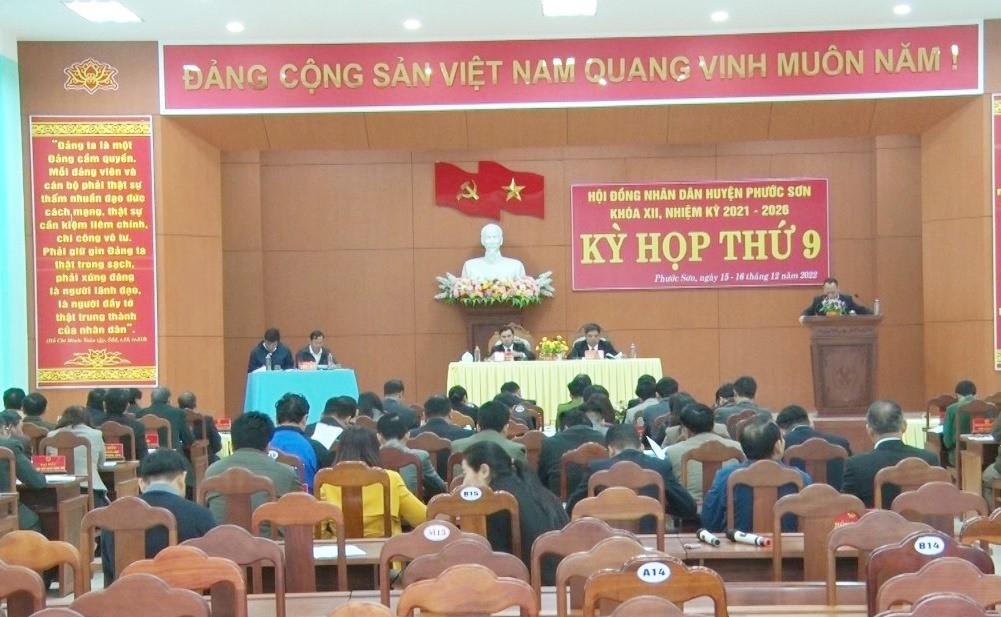Tại Kỳ họp thứ 9, HĐND huyện Phước Sơn đã thực hiện quy trình miễn nhiệm tư cách đại biểu dân cử đối với bà Phạm Thị Minh Nguyệt. Ảnh: N.Đ