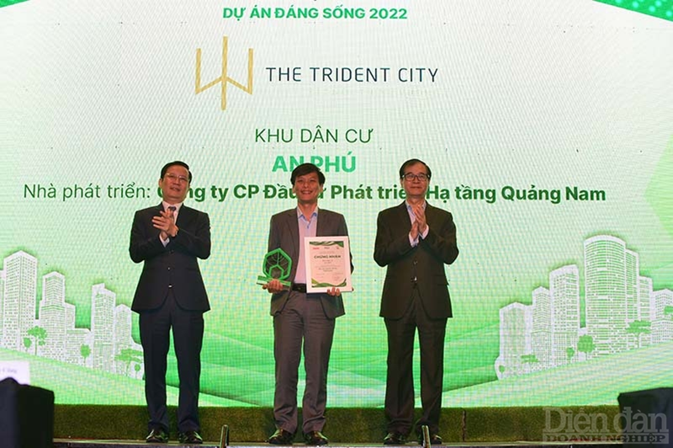 Đại diện Chủ đầu tư dự Đô thị Quốc tế The Trident City nhận giải thưởng dự án đáng sống năm 2022 - Ảnh: DĐDN