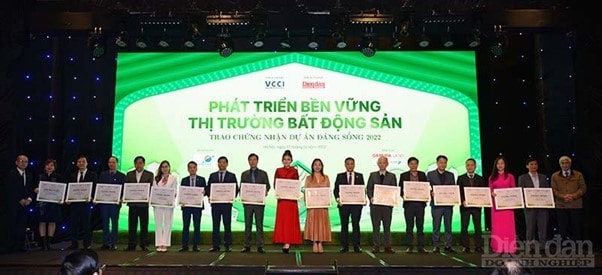 Ban tổ chức chương trình trao chứng nhận cho các nhà phát triển dự án đáng sống tiêu biểu 2022 . Ảnh DĐDN