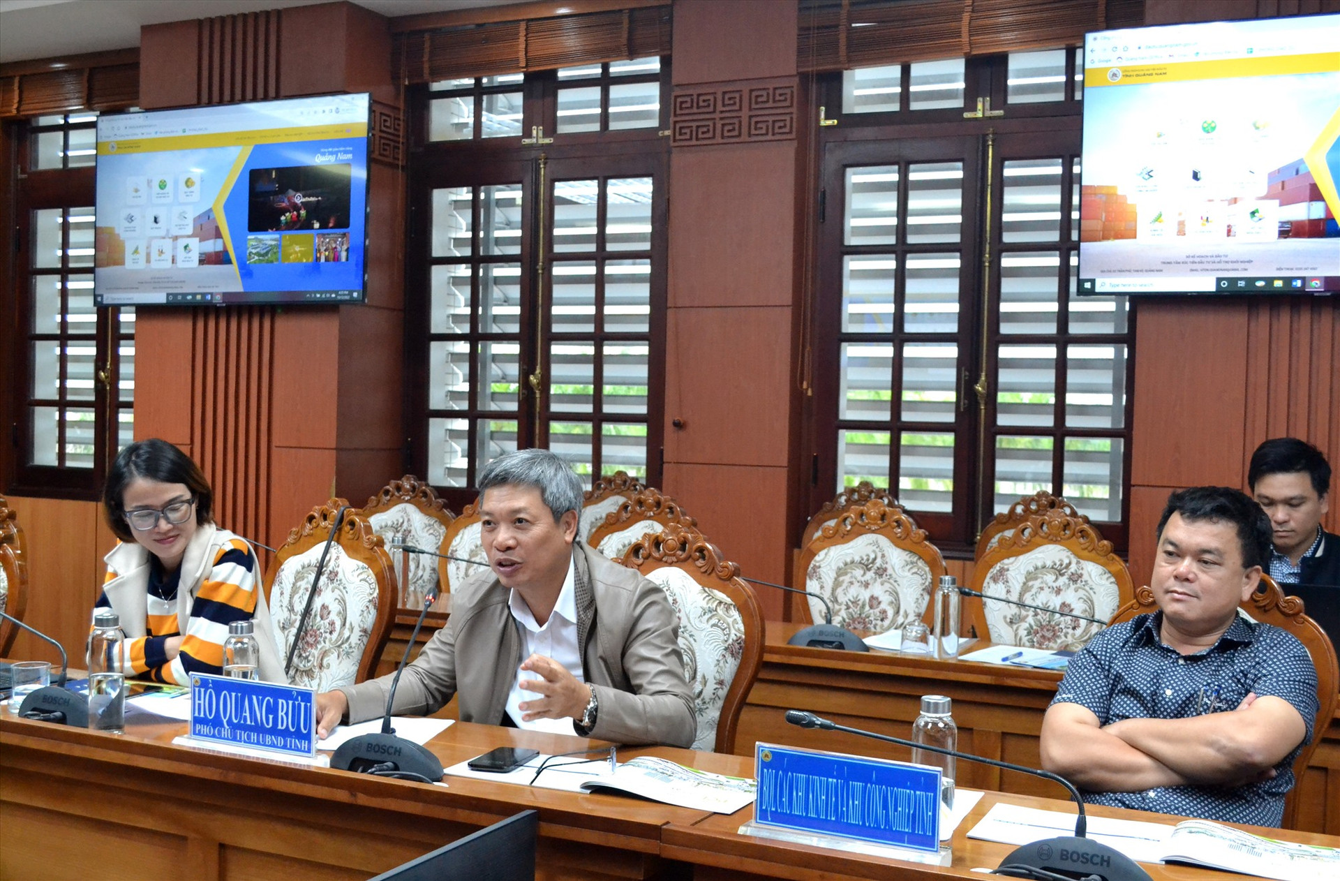 Phó Chủ tịch UBND tỉnh Hồ Quang Bửu trao đổi với lãnh đạo tỉnh Hòa Bình về thu hút đầu tư của Quảng Nam. Ảnh: Q.VIỆT