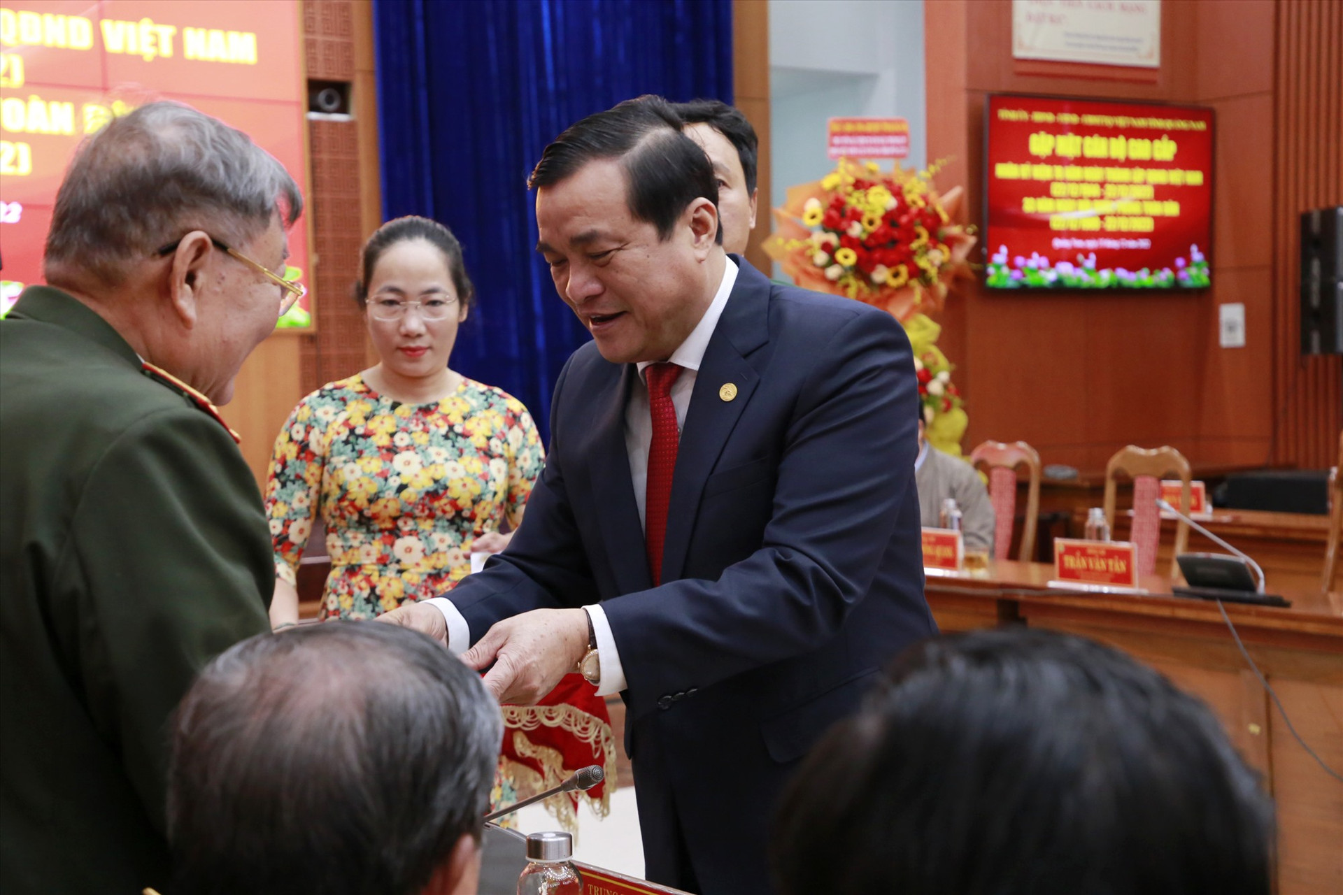 Bí thư Tỉnh ủy Phan Việt Cường thăm hỏi, tặng quà cho các tướng lĩnh.